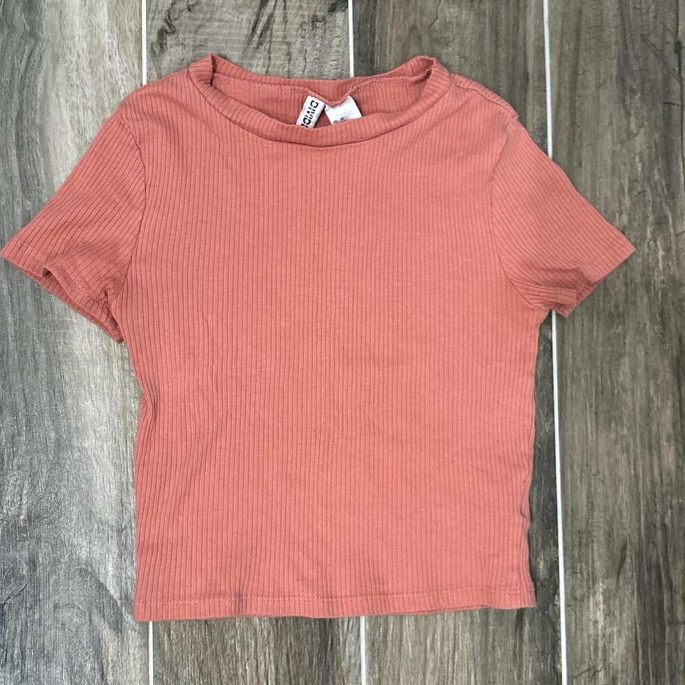 Coral/pink fitted cropped baby tee